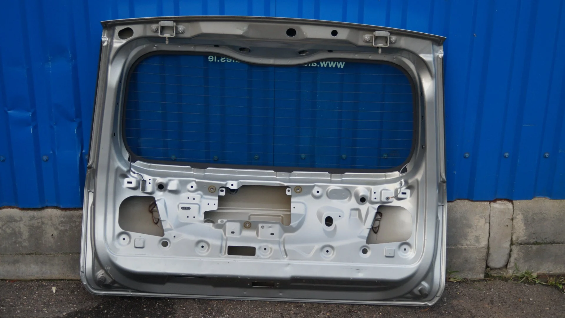 Nissan K0100-9U0MA Крышка багажника - миниатюра 4