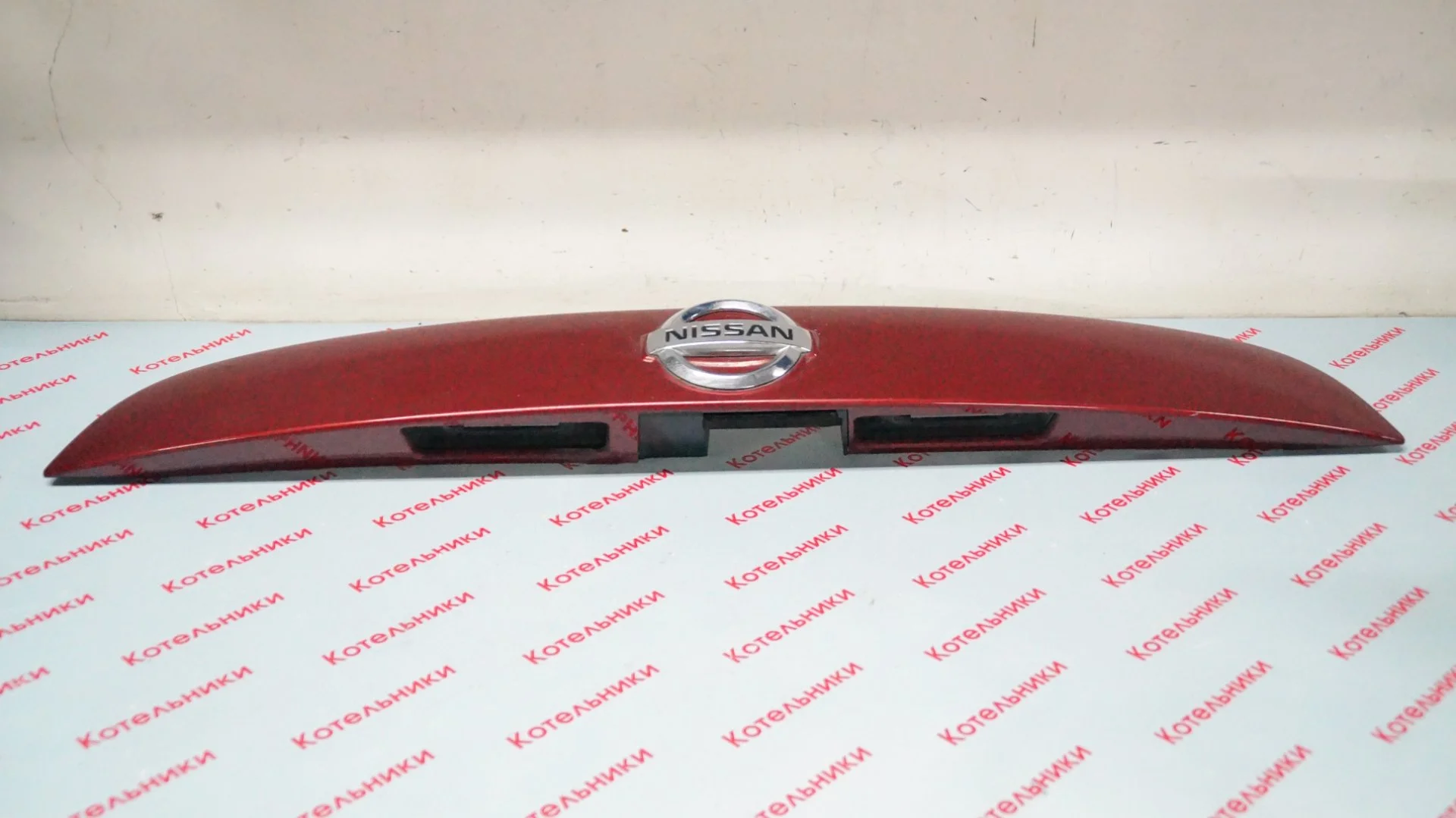 Nissan 90812-1KA6H Накладка крышки багажника - миниатюра 2