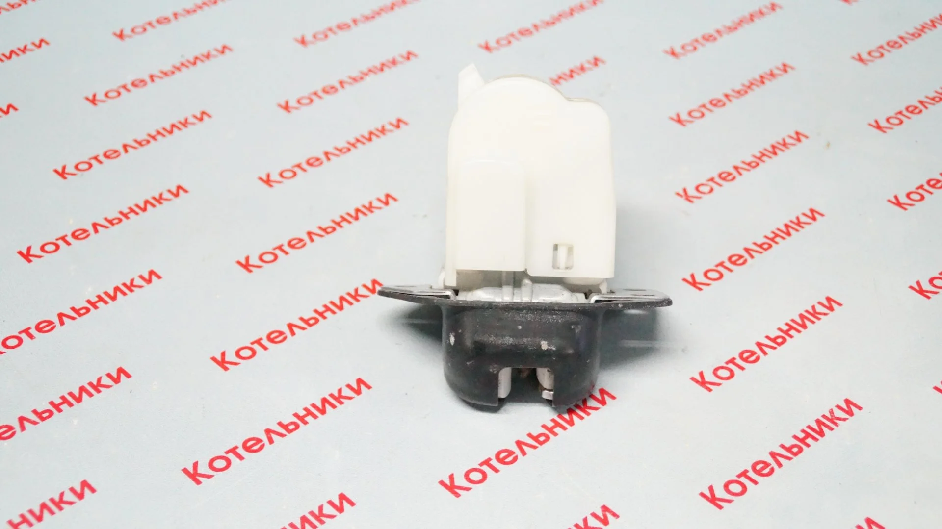 Nissan 90502-EN00A Замок багажника - изображение 1