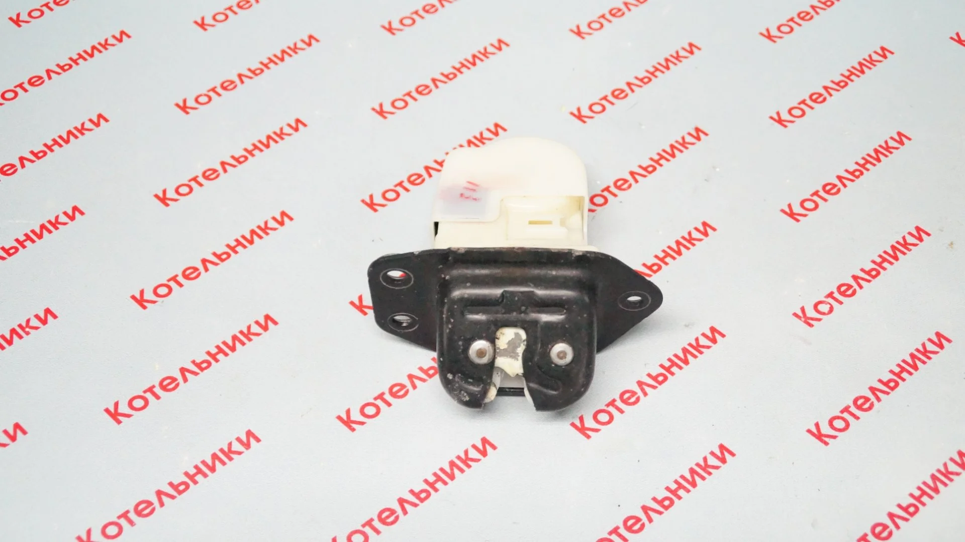 Nissan 90502-EN000 Замок багажника - изображение 1