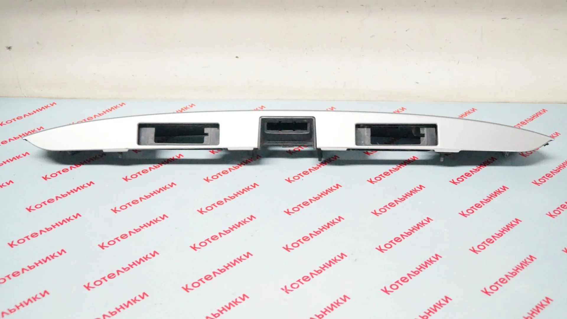Nissan 90812-9U01H Накладка крышки багажника - миниатюра 3