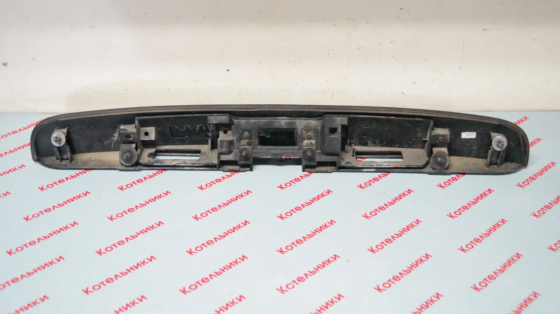 Nissan 90812-9U01H Накладка крышки багажника - миниатюра 4