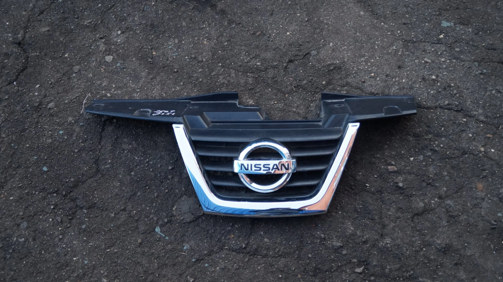 Nissan 62072-1KA6A Решетка передняя - изображение 1