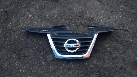 Nissan 62072-1KA6A Решетка передняя