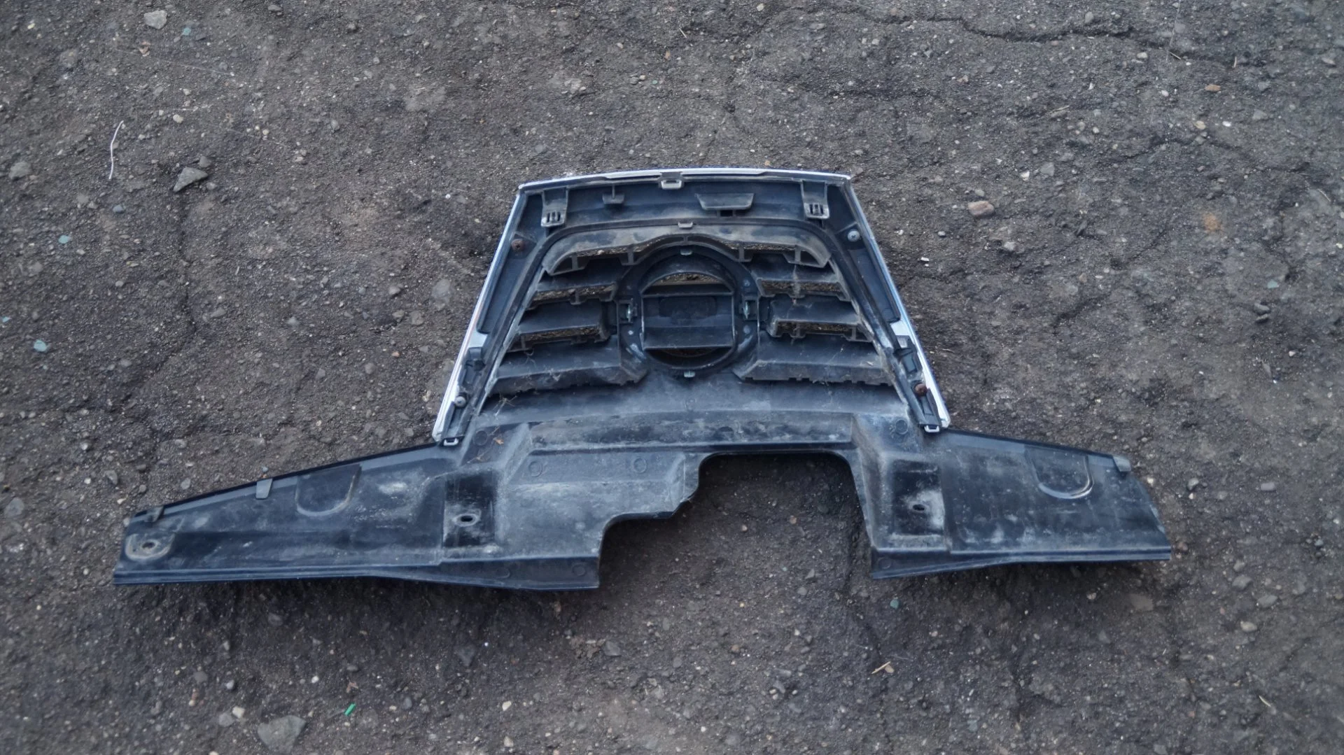 Nissan 62072-1KA6A Решетка передняя - миниатюра 4