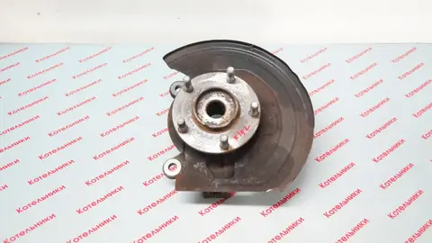 Nissan 40015-1KK0A Кулак поворотный левый