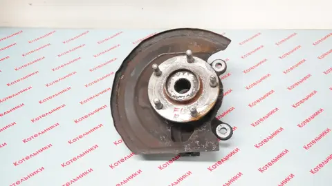 Nissan 40014-1KK0A Кулак поворотный правый