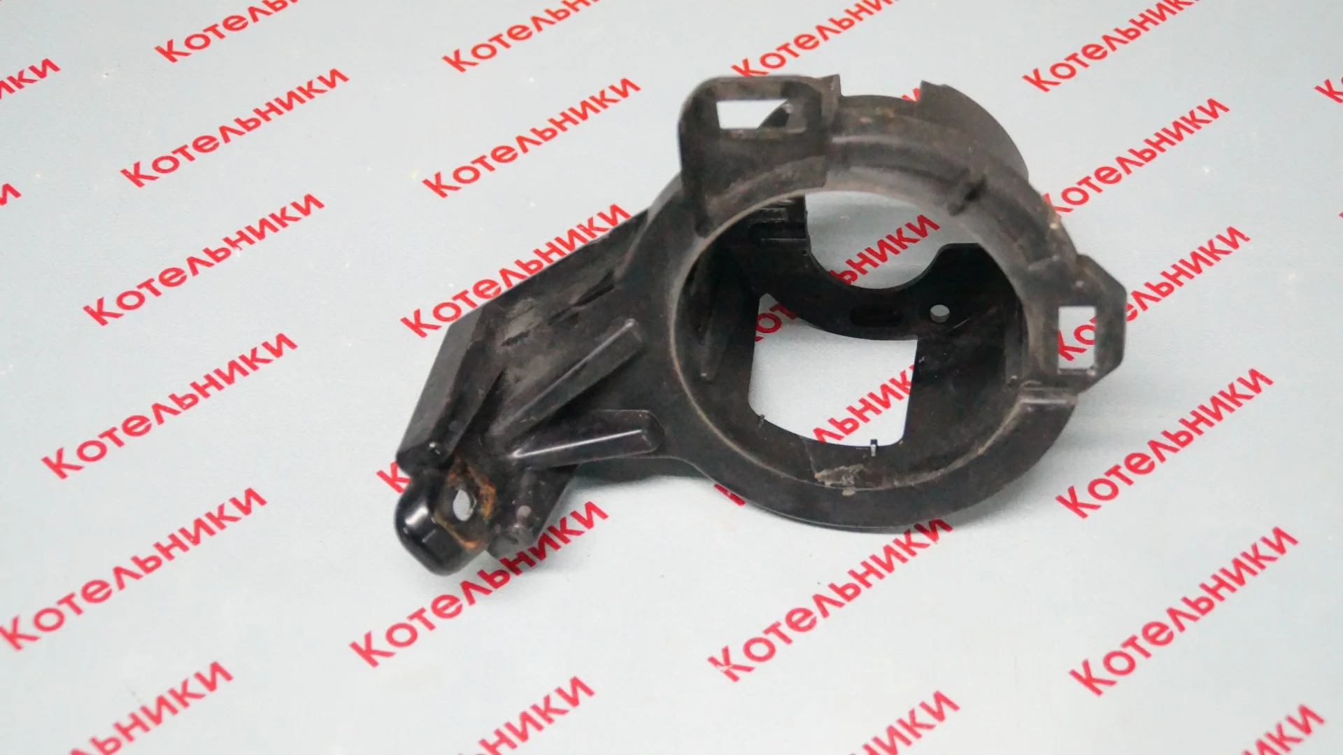 Nissan 26910-1KA0A Кронштейн ПТФ правый - изображение 1