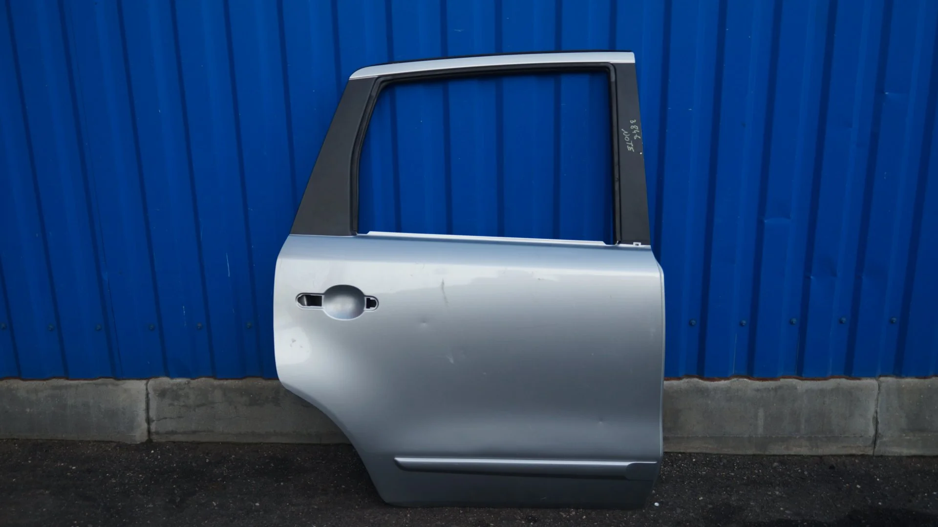 Nissan H2100-9U0M0 Дверь задняя правая - изображение 1