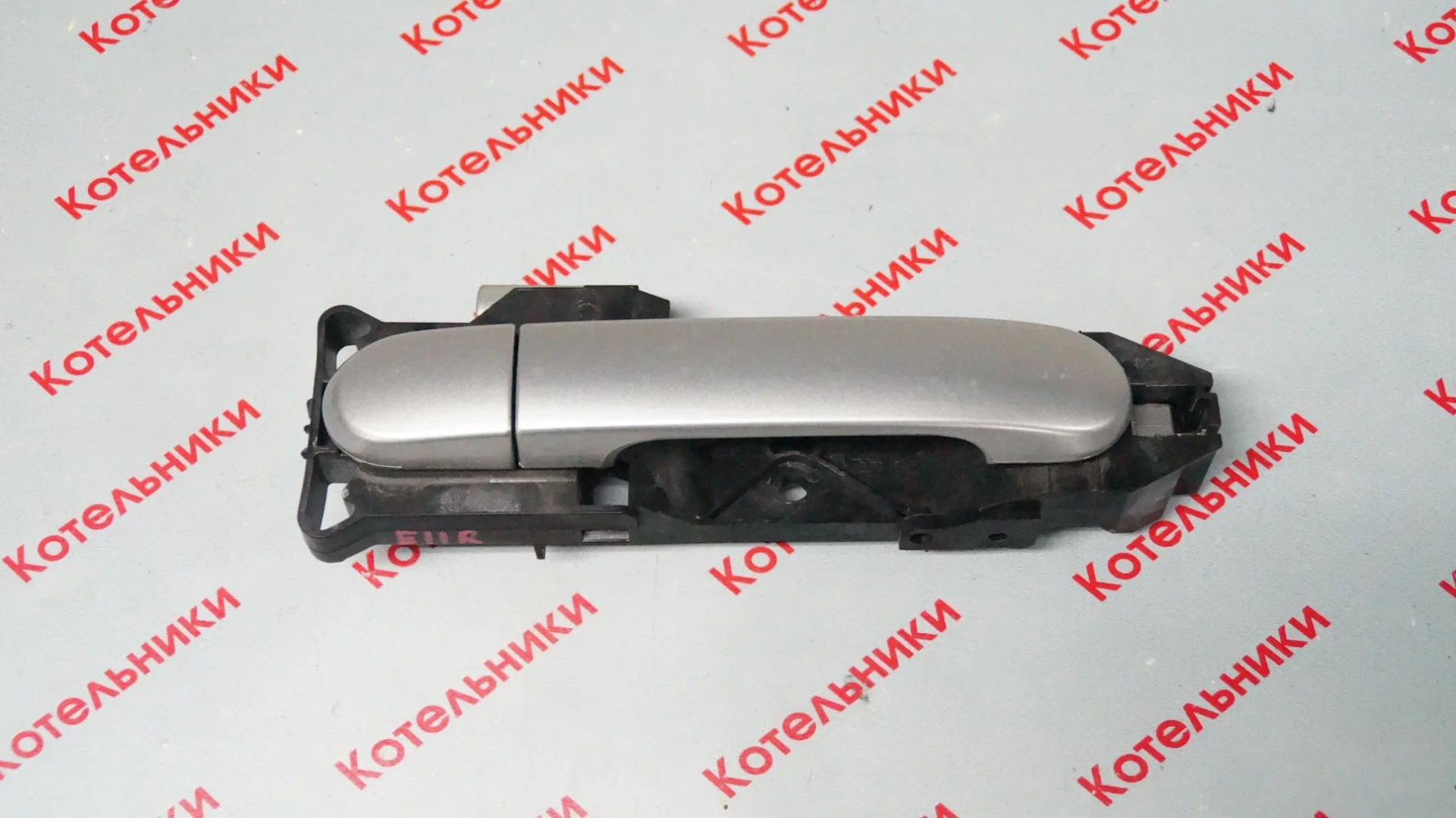 Nissan 80610-AX62B Ручка правая - изображение 1