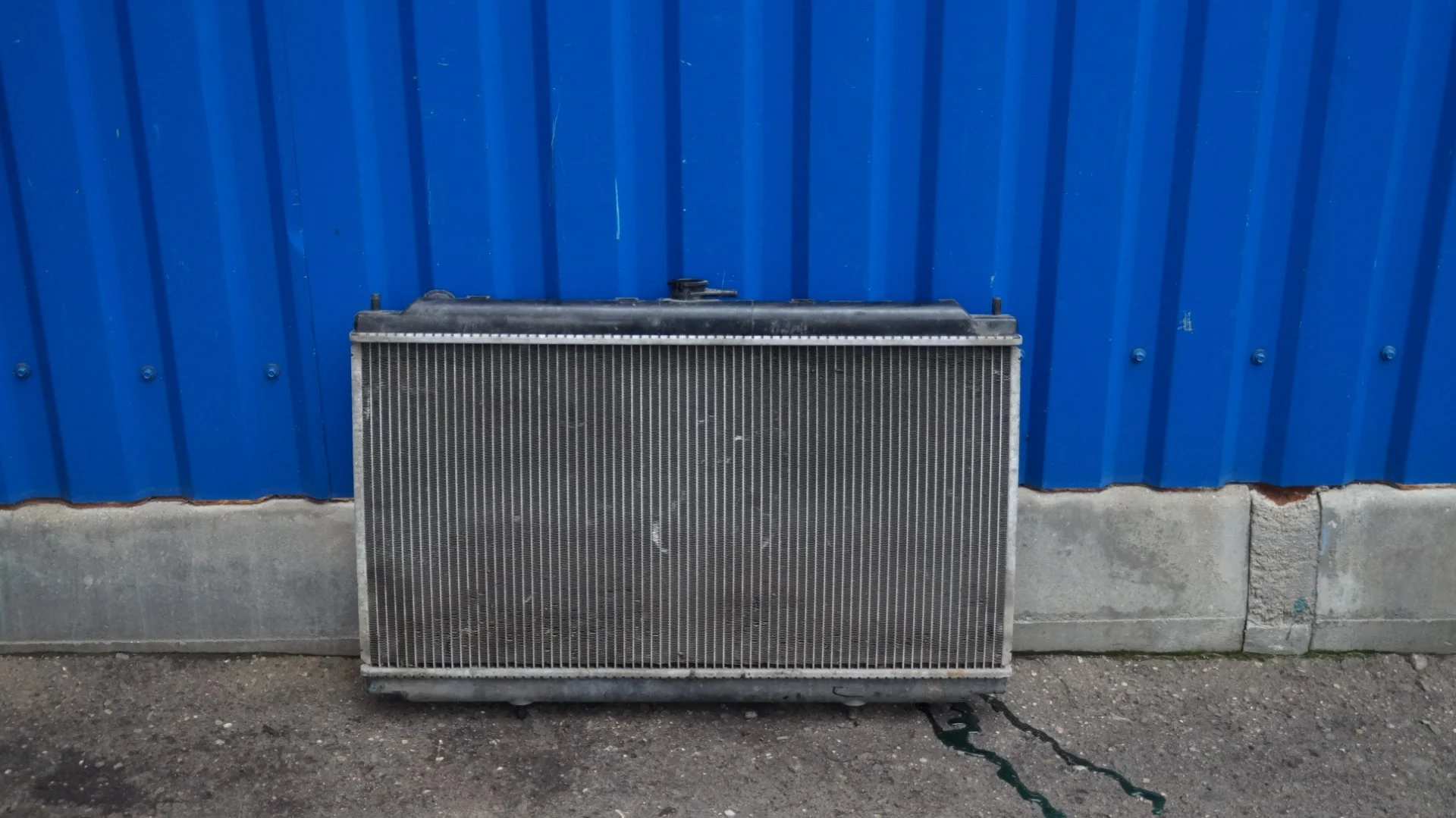 Nissan 21410-2F000 Радиатор охлаждения двигателя - миниатюра 3