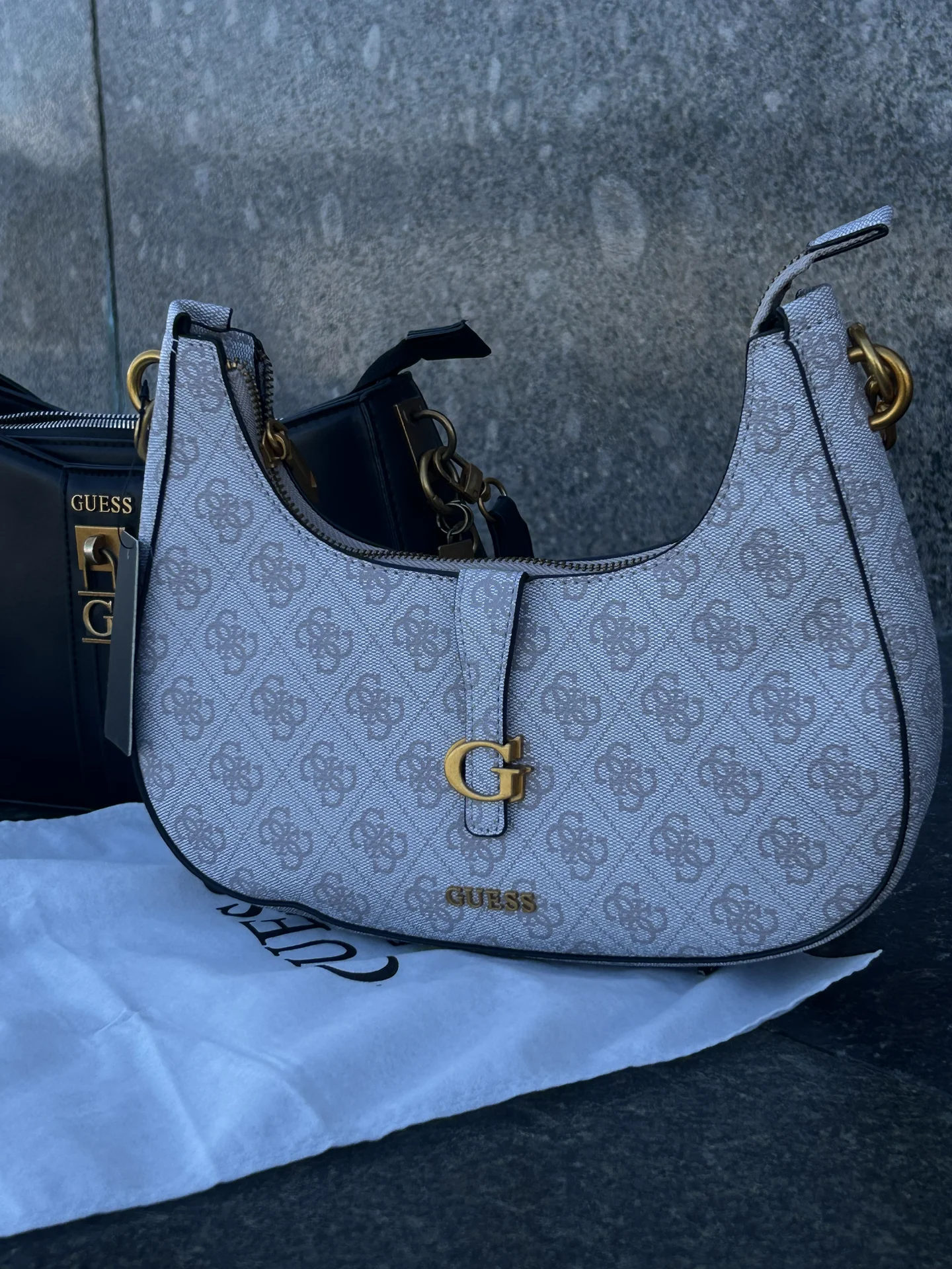 женские сумки Guess - изображение 1