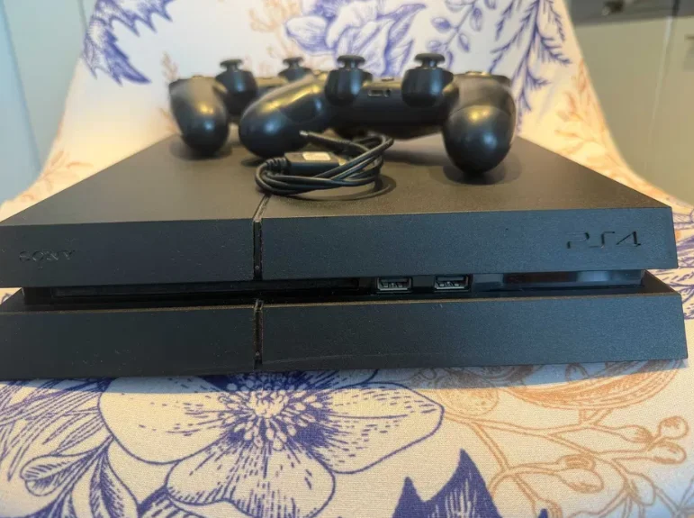 Приставка Playstation 4 - изображение 1