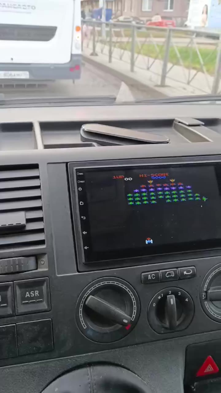 Игровая приставка 620 игр - видео 2