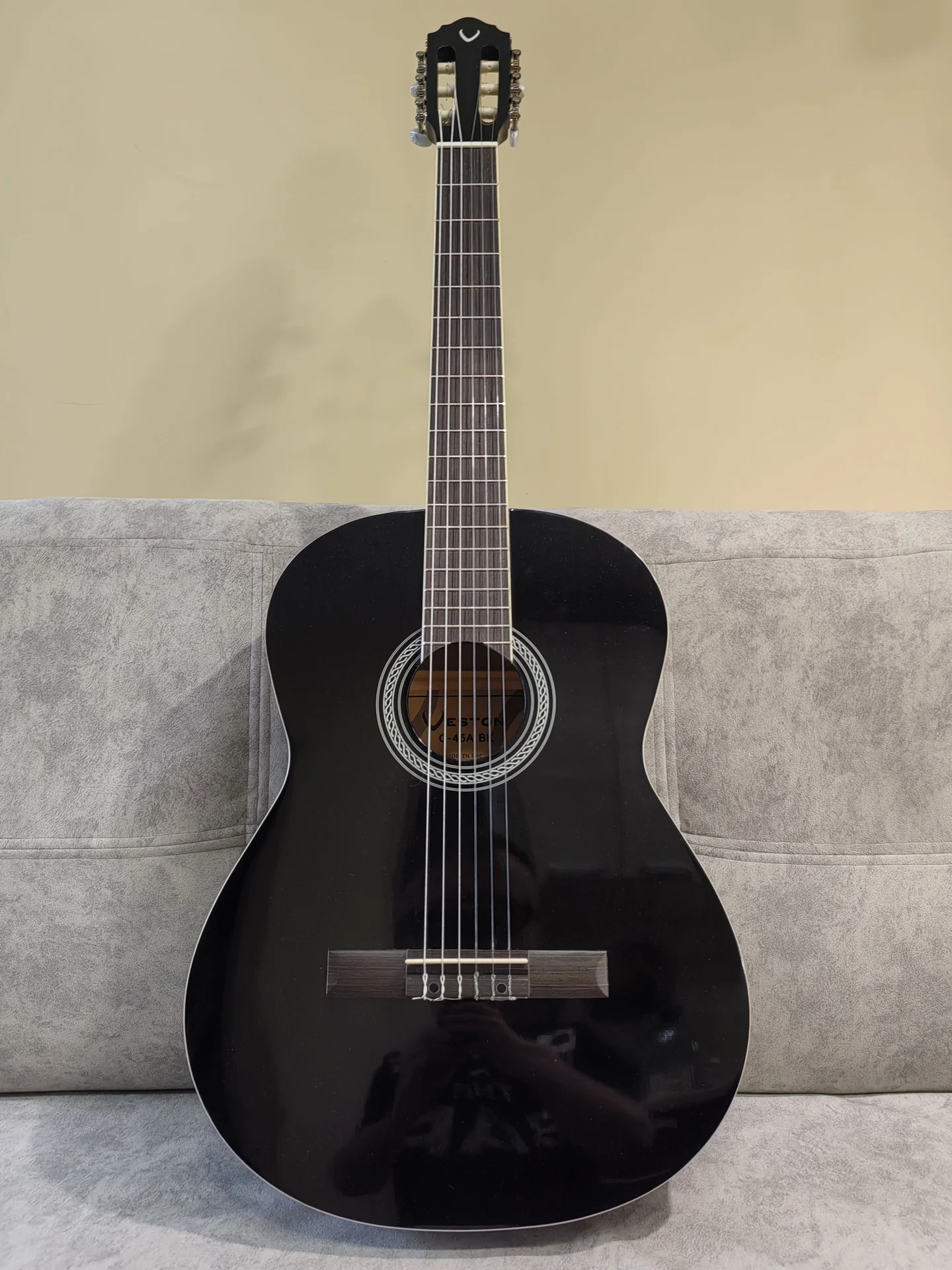 Продаю классическую гитару
Veston C-45A BK - изображение 1