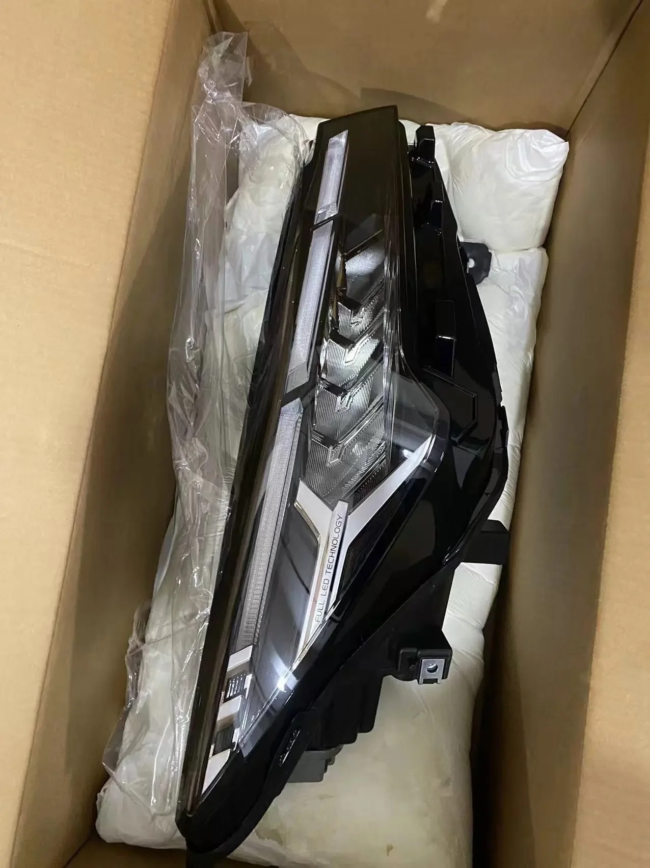 Фары для Geely Coolray 7051048500/7051048400 - изображение 1