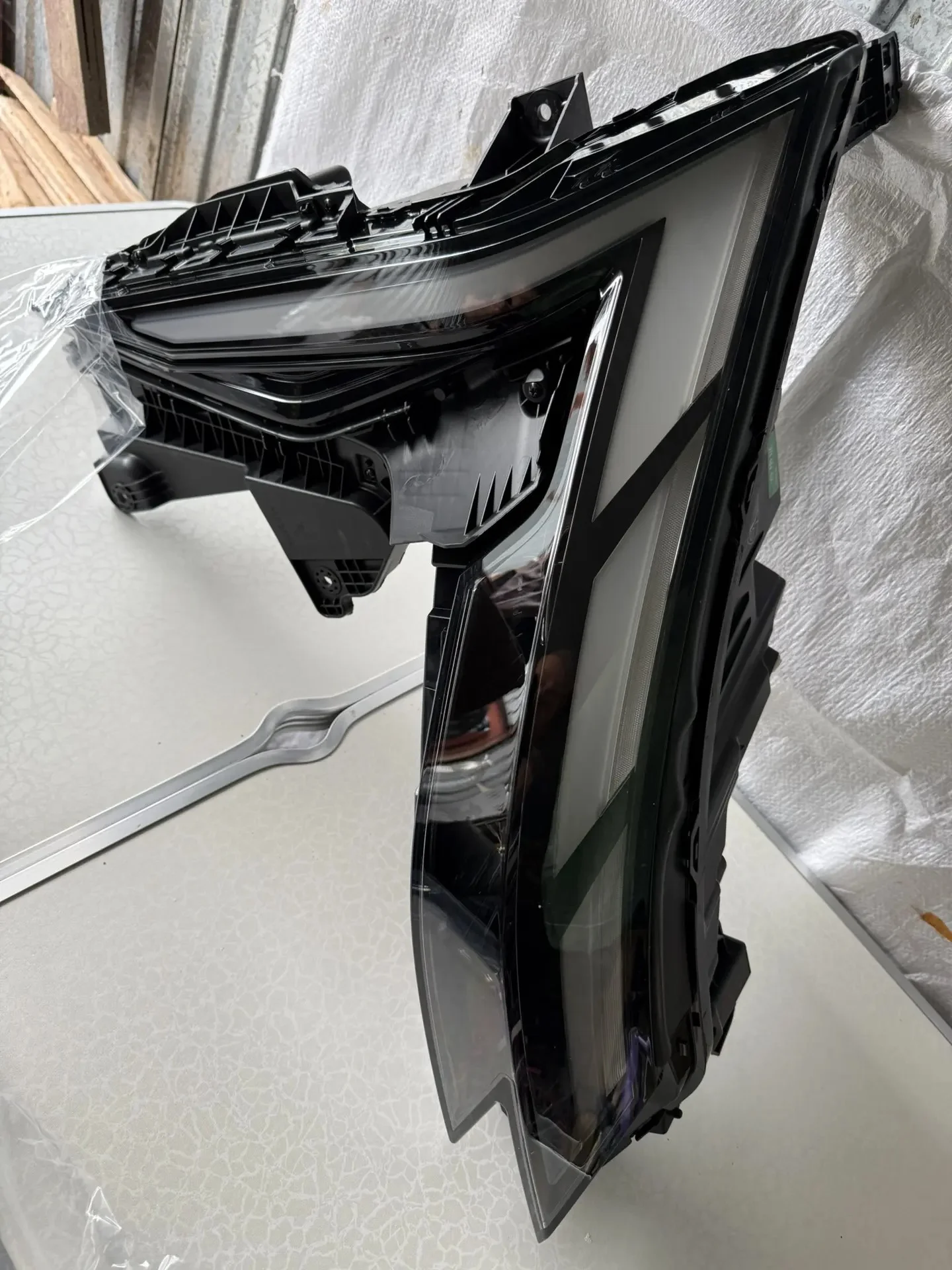 Фары для Geely Atlas 2 поколения 7051052300/7051052500 - изображение 1