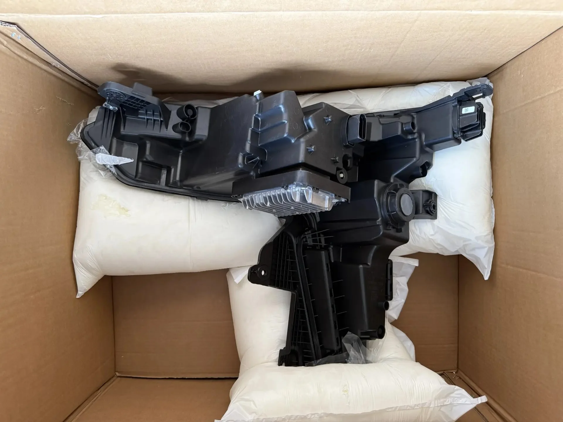 Фары для Geely Atlas 2 поколения 7051052300/7051052500 - миниатюра 7