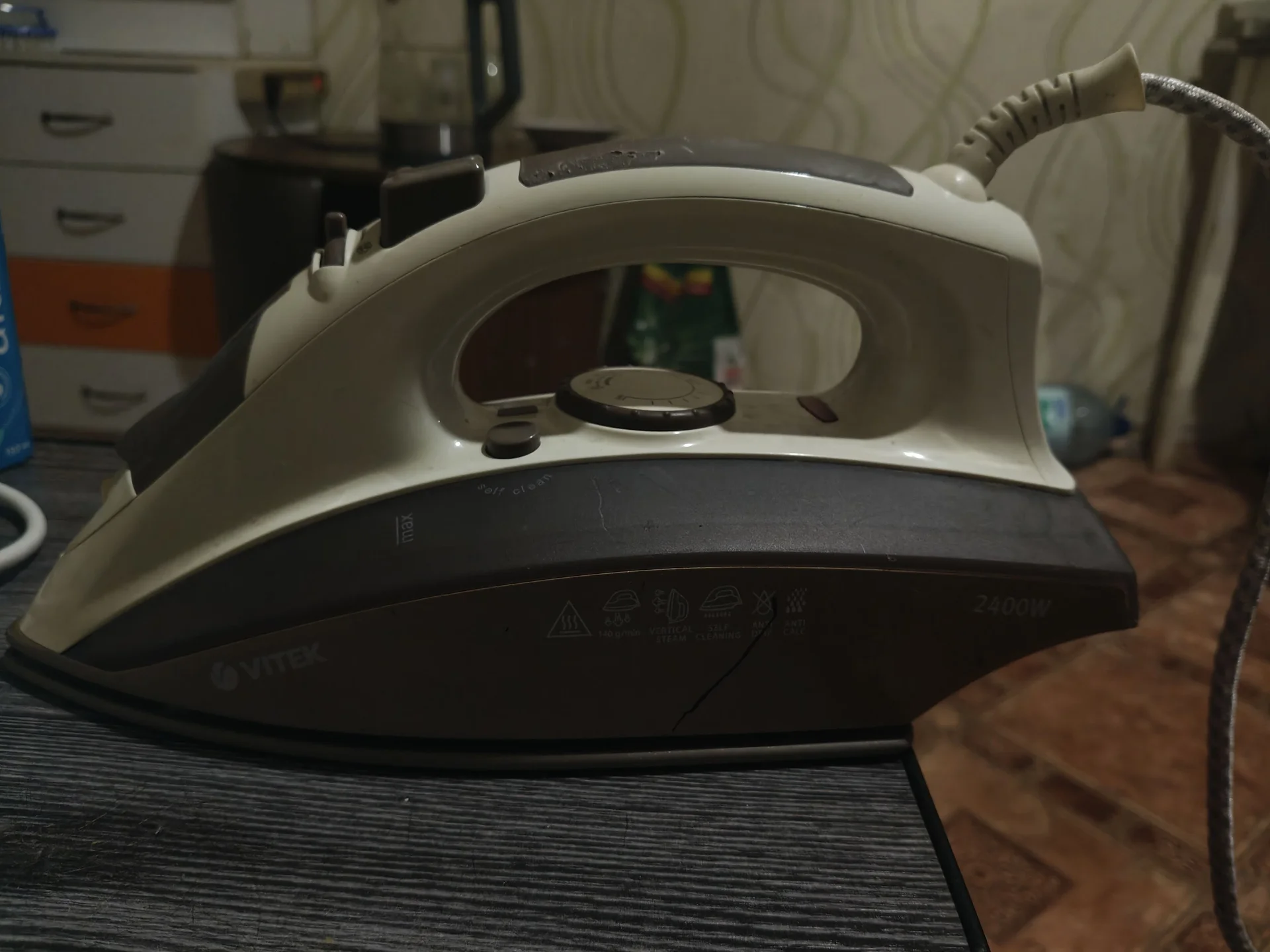 Паровой утюг Vitek VT-1201 BN (2400 Вт) - миниатюра 2