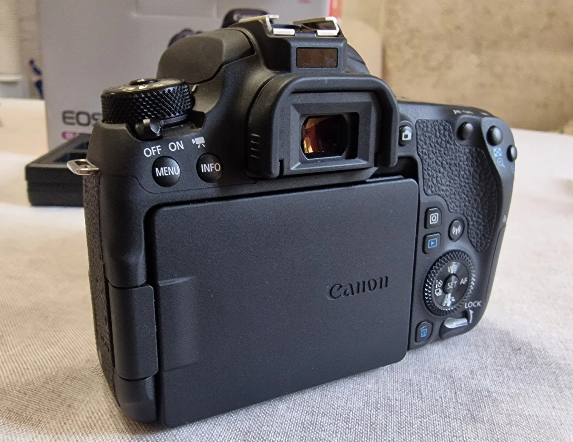 Зеркальный фотоаппарат Canon EOS77D - миниатюра 4