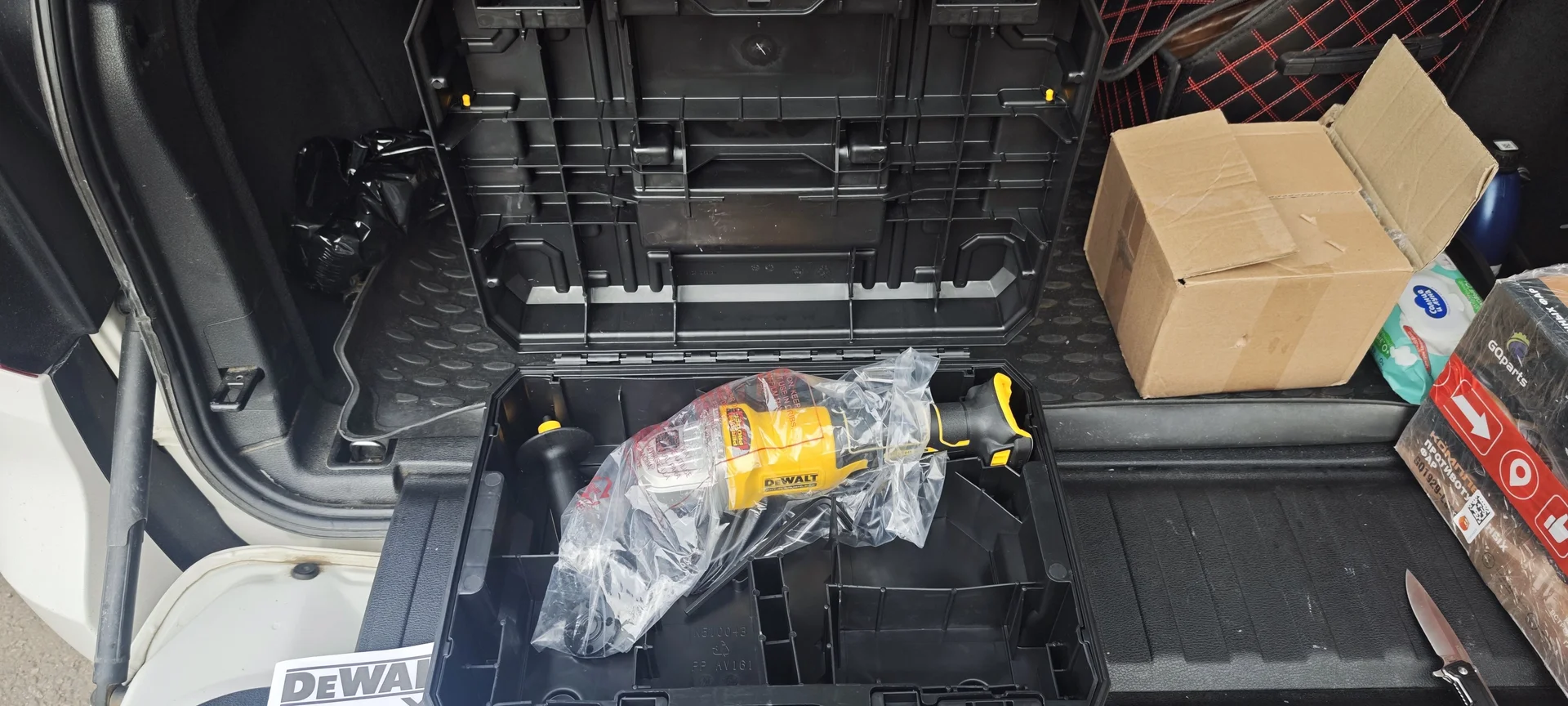 Аккумуляторная угловая шлифмашина DEWALT DCG408NT - миниатюра 2