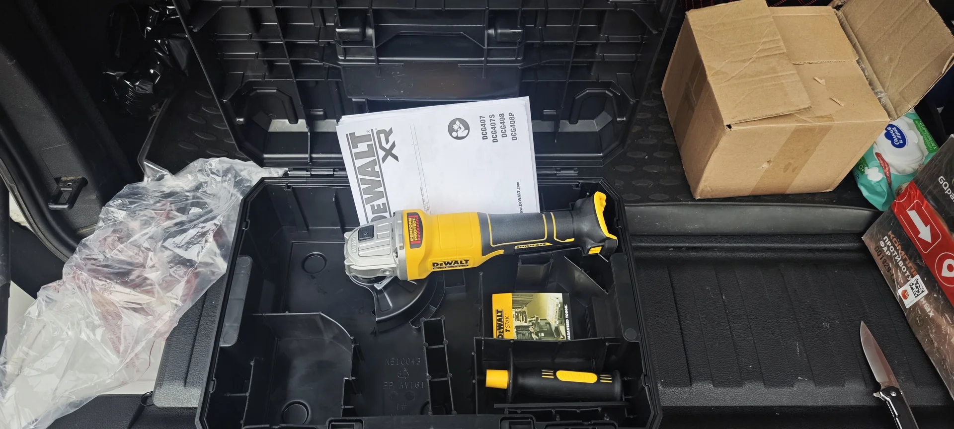 Аккумуляторная угловая шлифмашина DEWALT DCG408NT - миниатюра 3