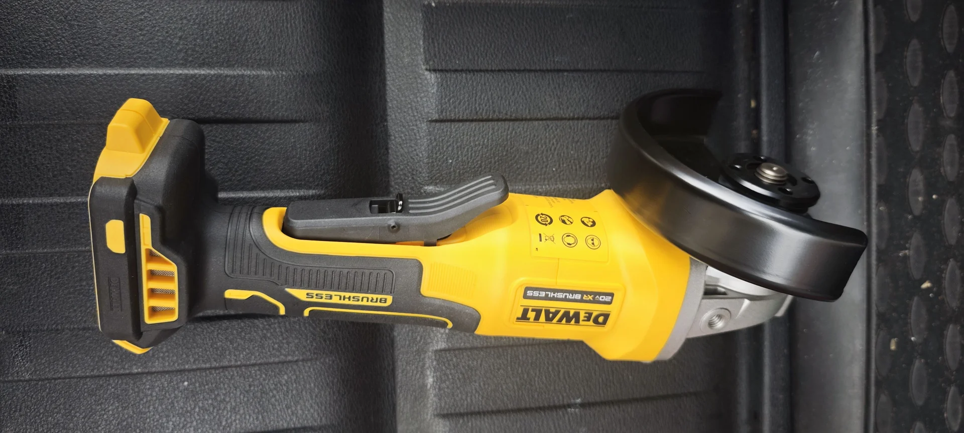 Аккумуляторная угловая шлифмашина DEWALT DCG408NT - миниатюра 5