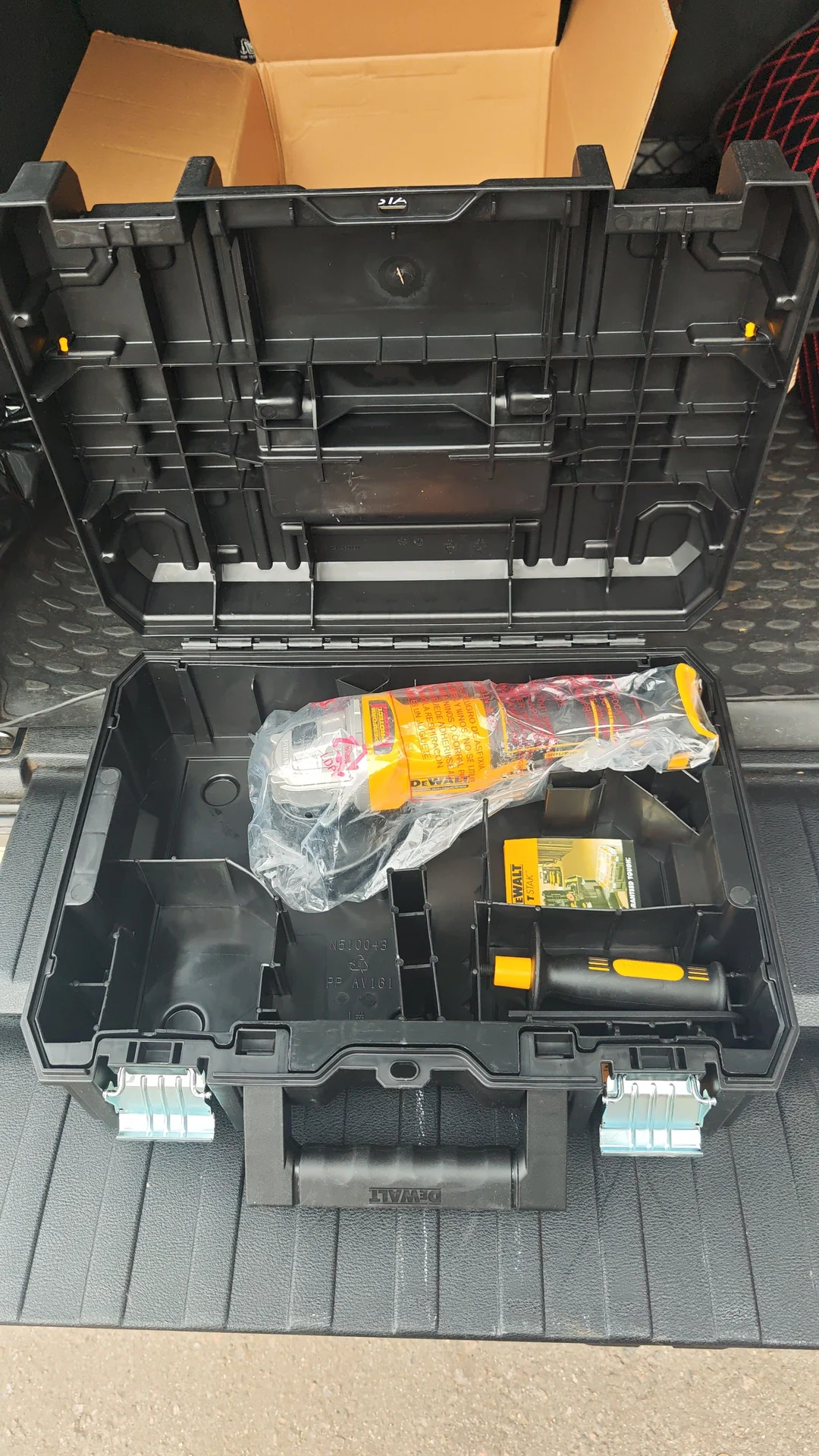 Аккумуляторная угловая шлифмашина DEWALT DCG408NT - миниатюра 6