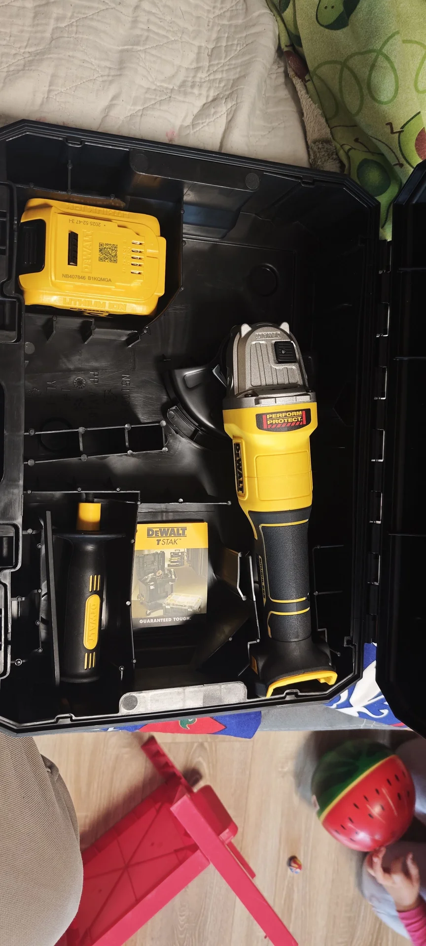 Аккумуляторная угловая шлифмашина DEWALT DCG408NT - миниатюра 7