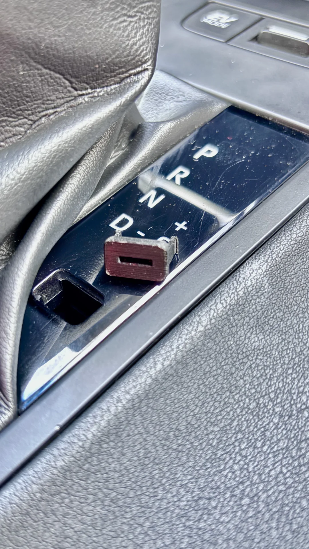 Заглушка АКПП Toyota Venza/ Harrier 80 Shift Lock - миниатюра 2