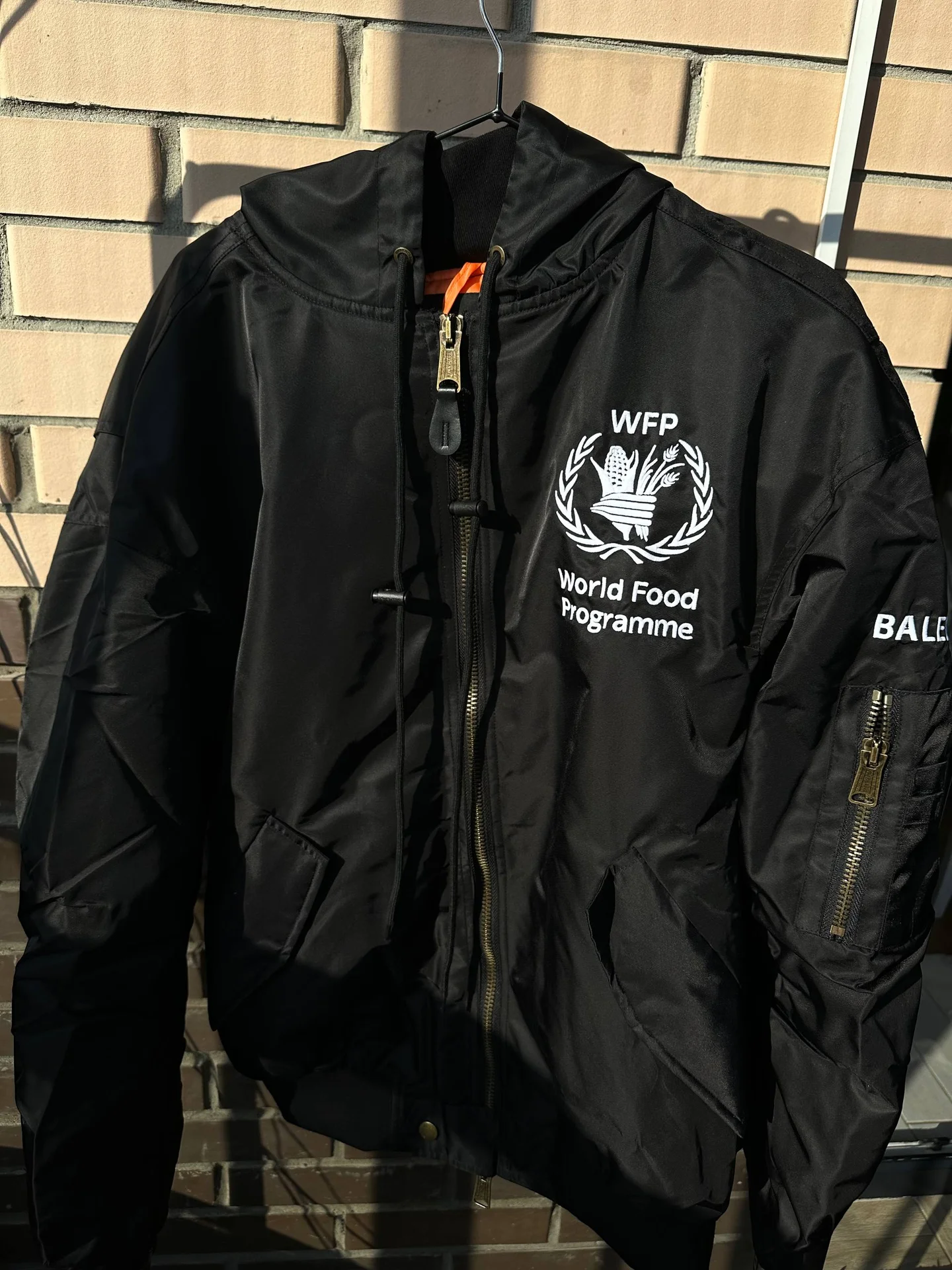 Balenciaga x WFP бомбер - изображение 1