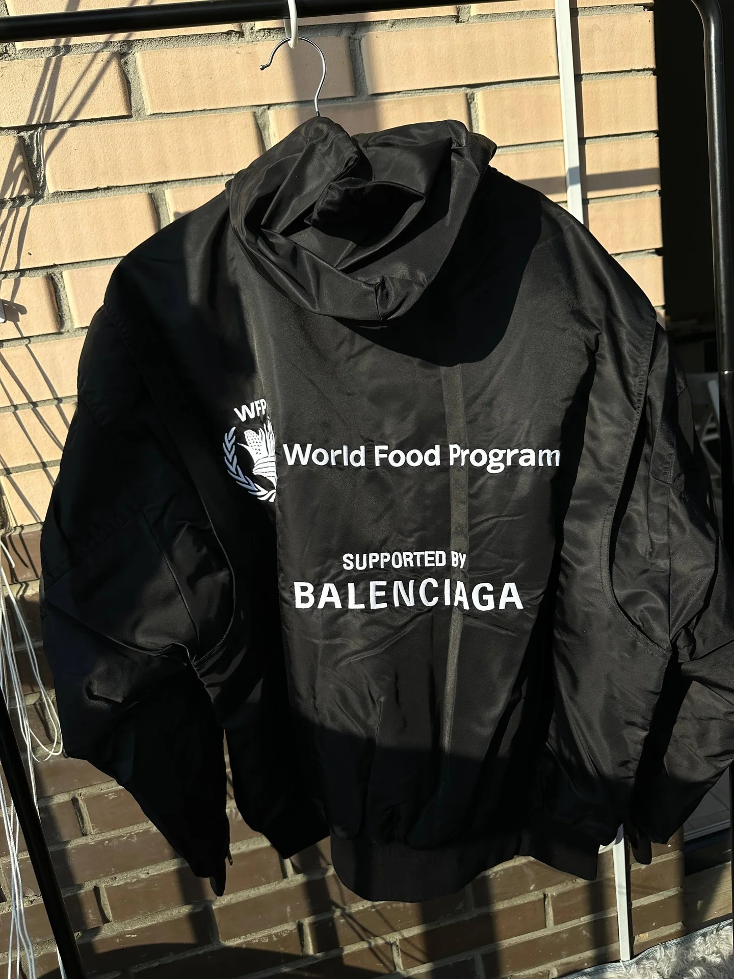 Balenciaga x WFP бомбер - миниатюра 2