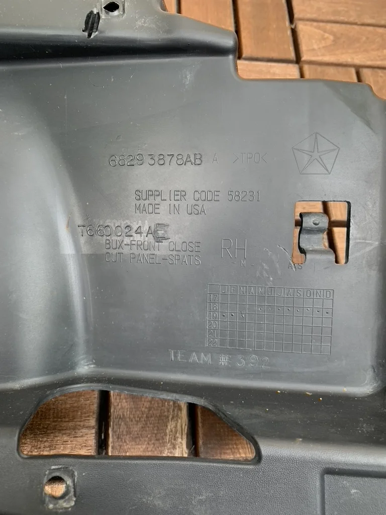 Накладка переднего бампера правая 68293878AB  - для Jeep Wrangler 4 JL - миниатюра 2