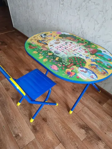 Детский обучающий стол и стул.