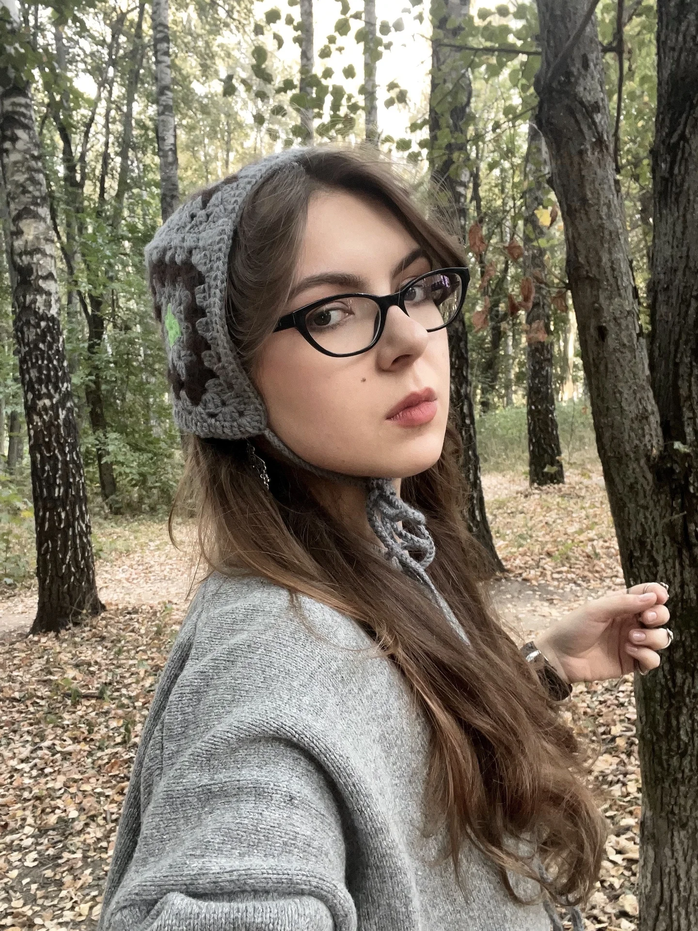 серый вязаный чепчик / bonnet с зелёными акцентами - миниатюра 3