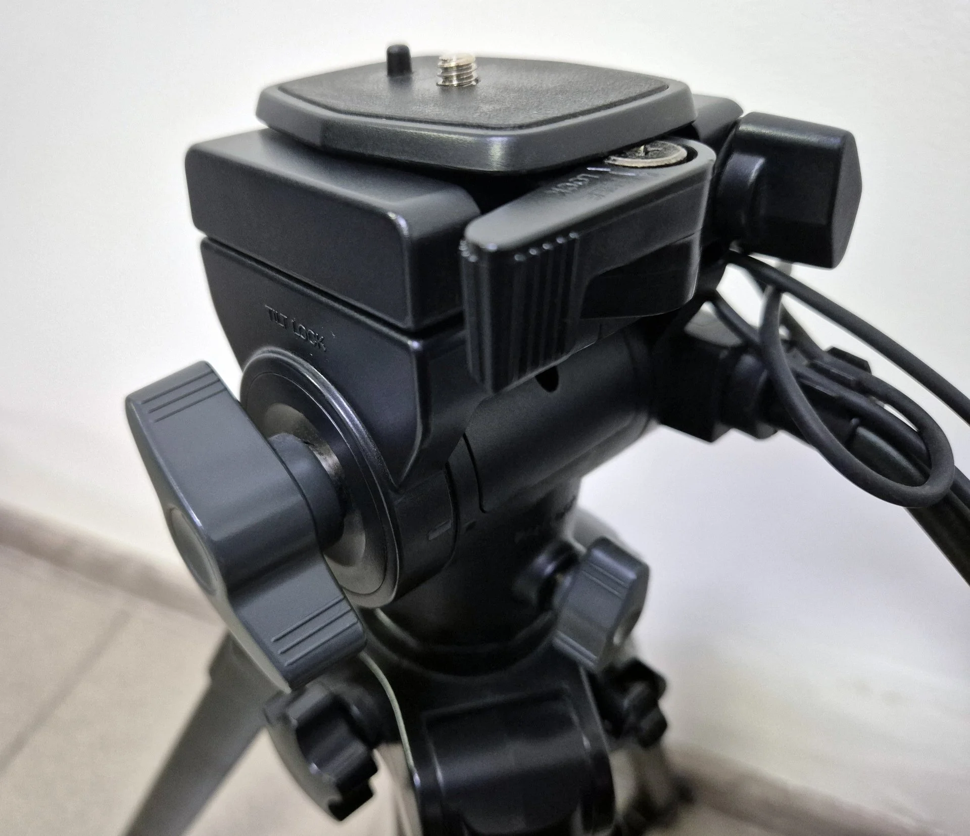 Sony HXR-NX70P + штатив Sony + сумка Almi Pro - миниатюра 4