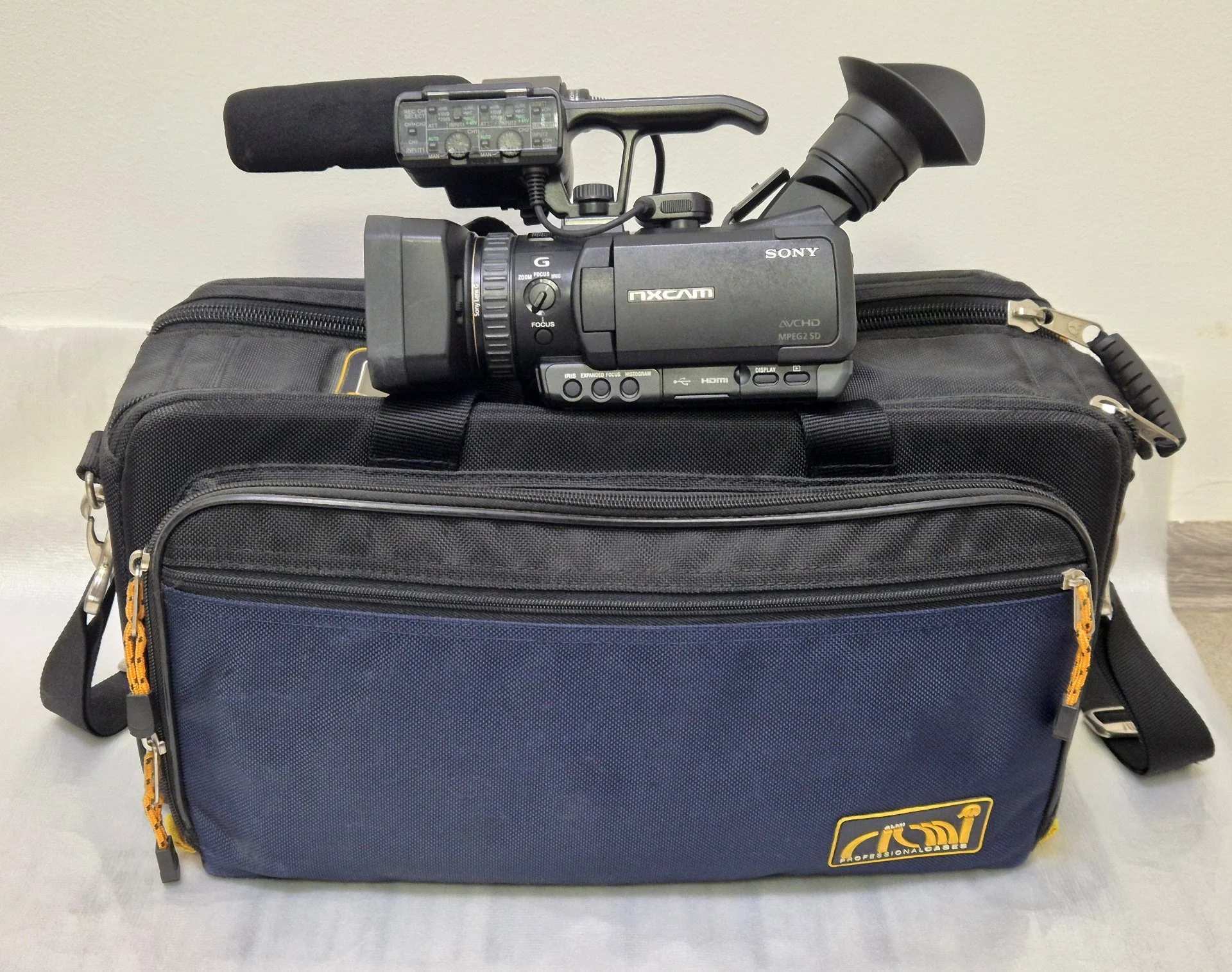 Sony HXR-NX70P + штатив Sony + сумка Almi Pro - миниатюра 9