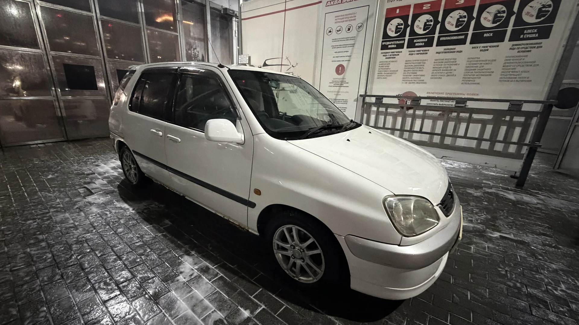 Toyota Raum 1999 - изображение 1