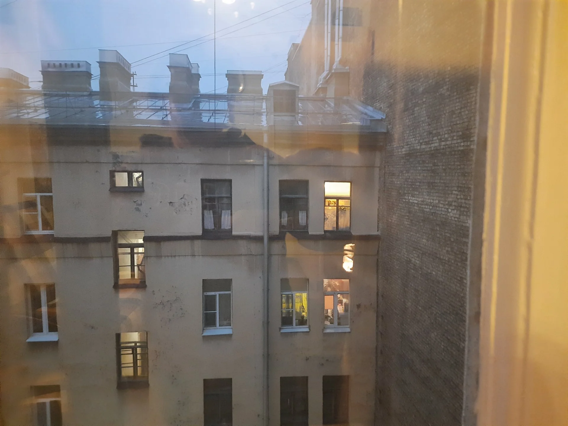 Уютная комната в трехкомнатной квартире в центре Санкт-Петербурга - миниатюра 9