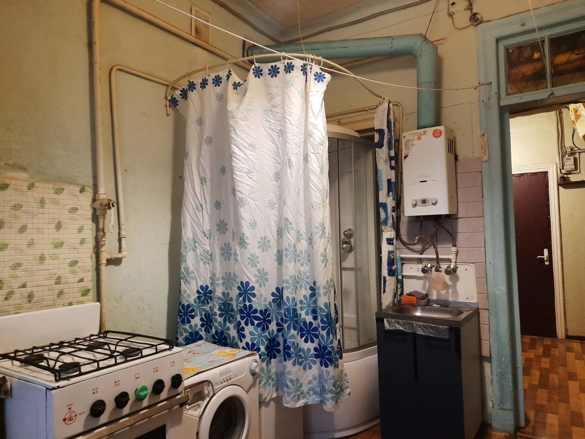 Уютная комната в трехкомнатной квартире в центре Санкт-Петербурга - миниатюра 12