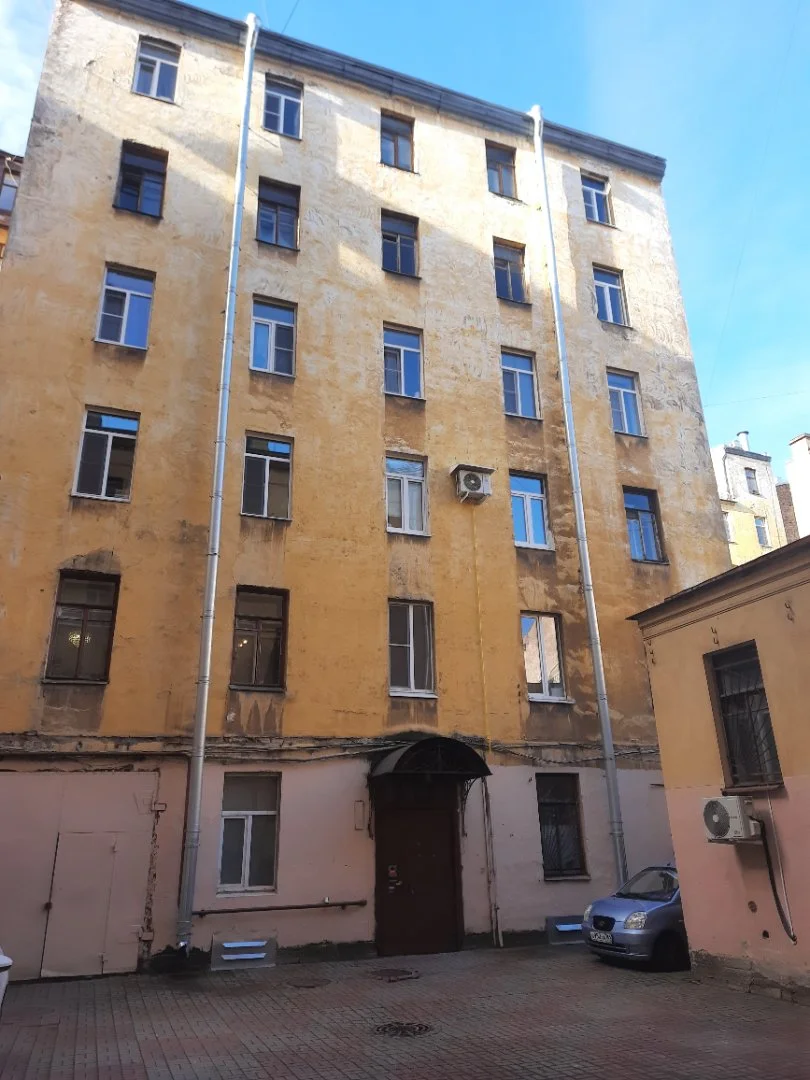 Уютная комната в трехкомнатной квартире в центре Санкт-Петербурга - миниатюра 19