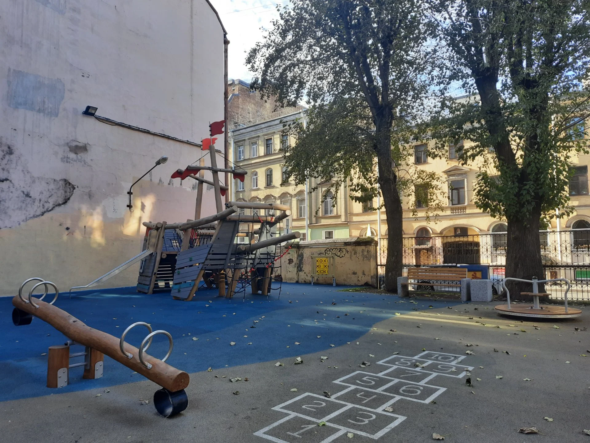 Уютная комната в трехкомнатной квартире в центре Санкт-Петербурга - миниатюра 20