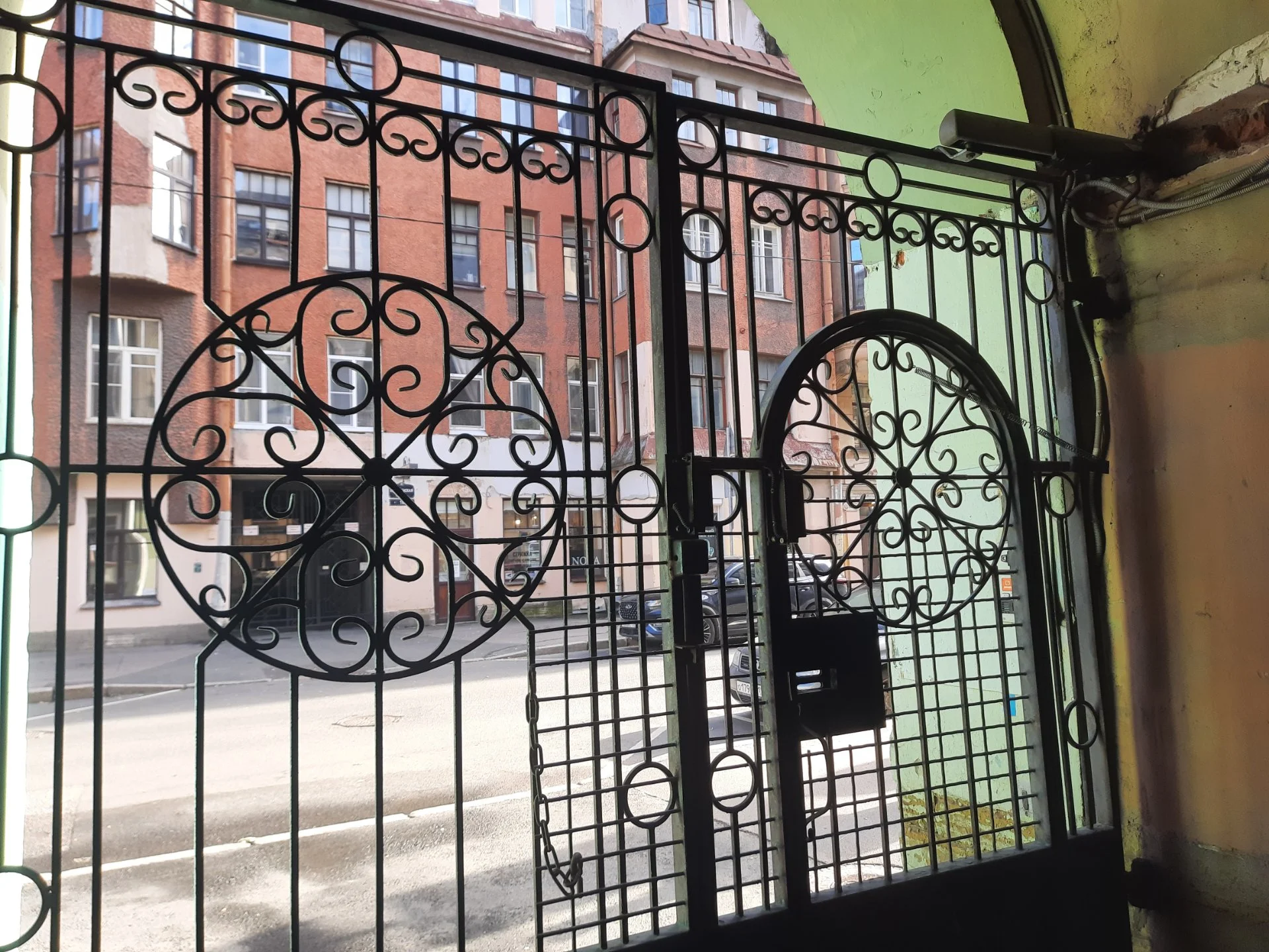 Уютная комната в трехкомнатной квартире в центре Санкт-Петербурга - миниатюра 22