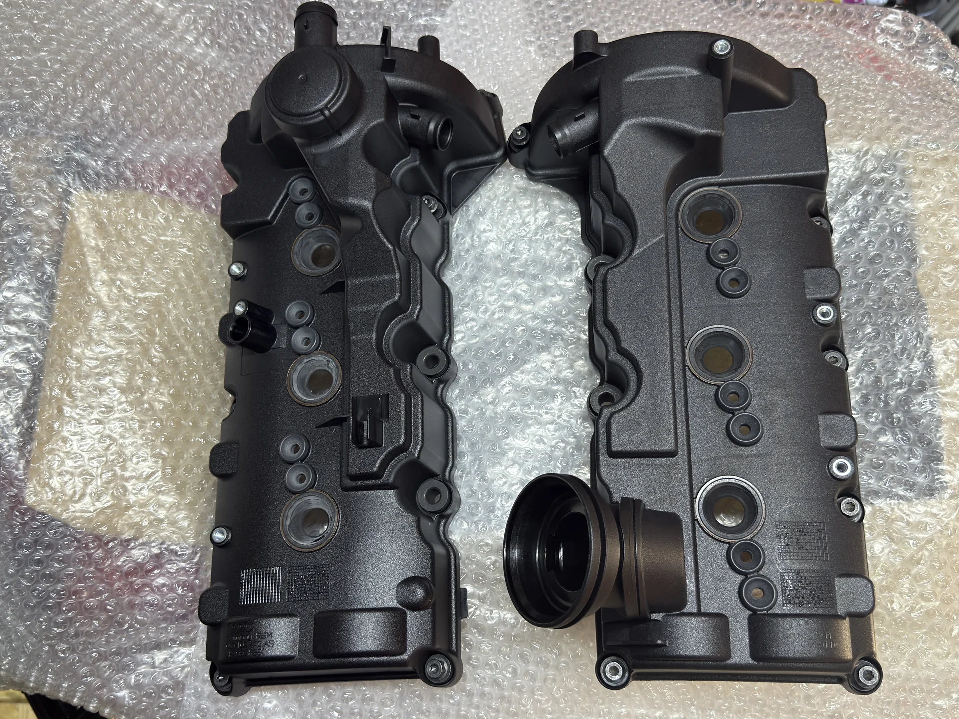 Крышки клапанные 3.0 VAG 059103469BD/059103470AS - изображение 1