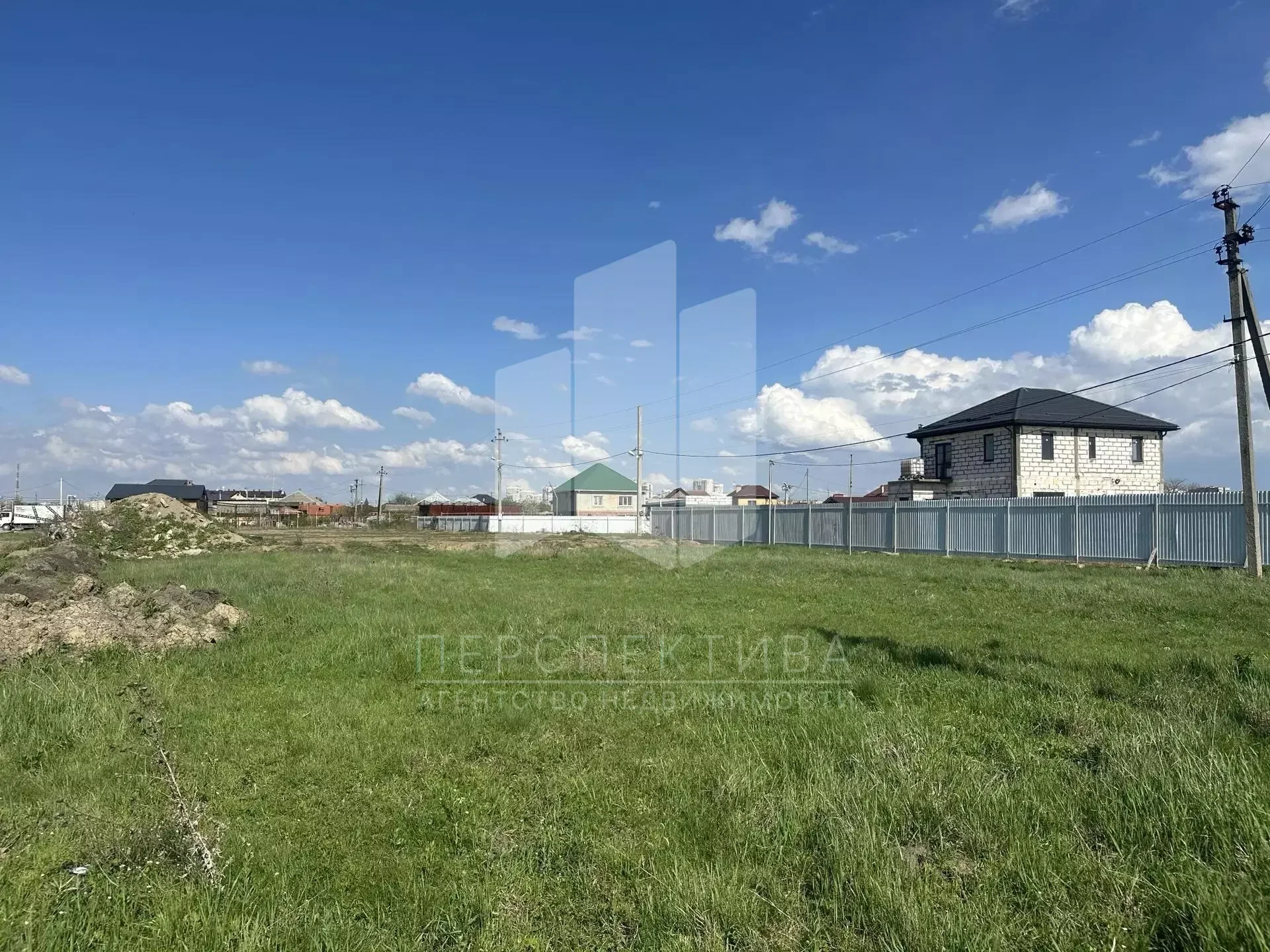 Продам участок 10 соток ИЖС Адыгея р-н Тахтамукайский аул Старобжегокай ул.Красная з/у 20 Газ,свет,вода по меже Фасад 27 метров