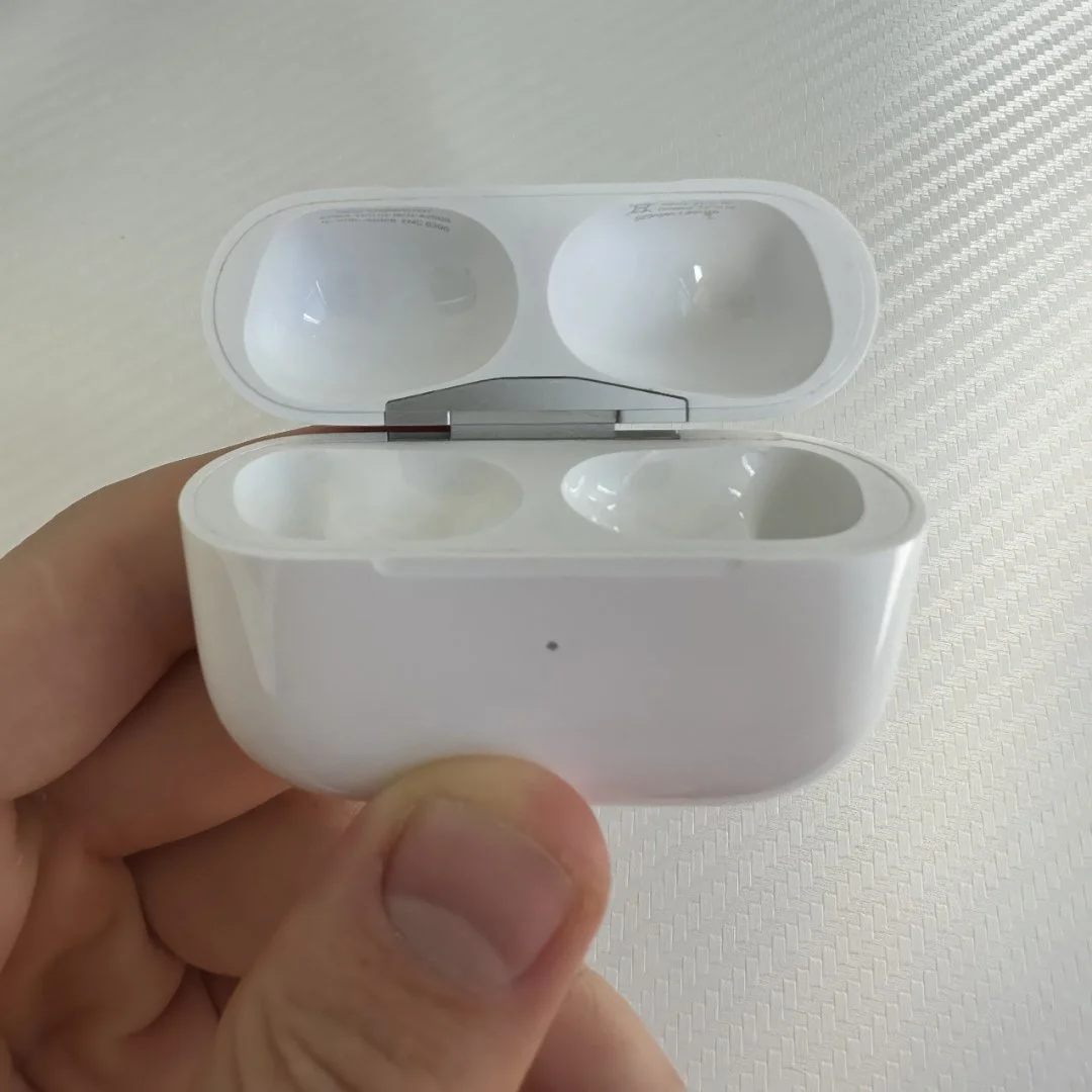Оригинальный кейс Apple AirPods Pro 2 — A2968 - миниатюра 3