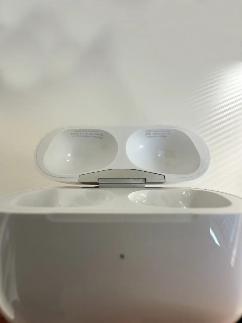 Оригинальный кейс Apple AirPods Pro 2 — A2968 - миниатюра 4