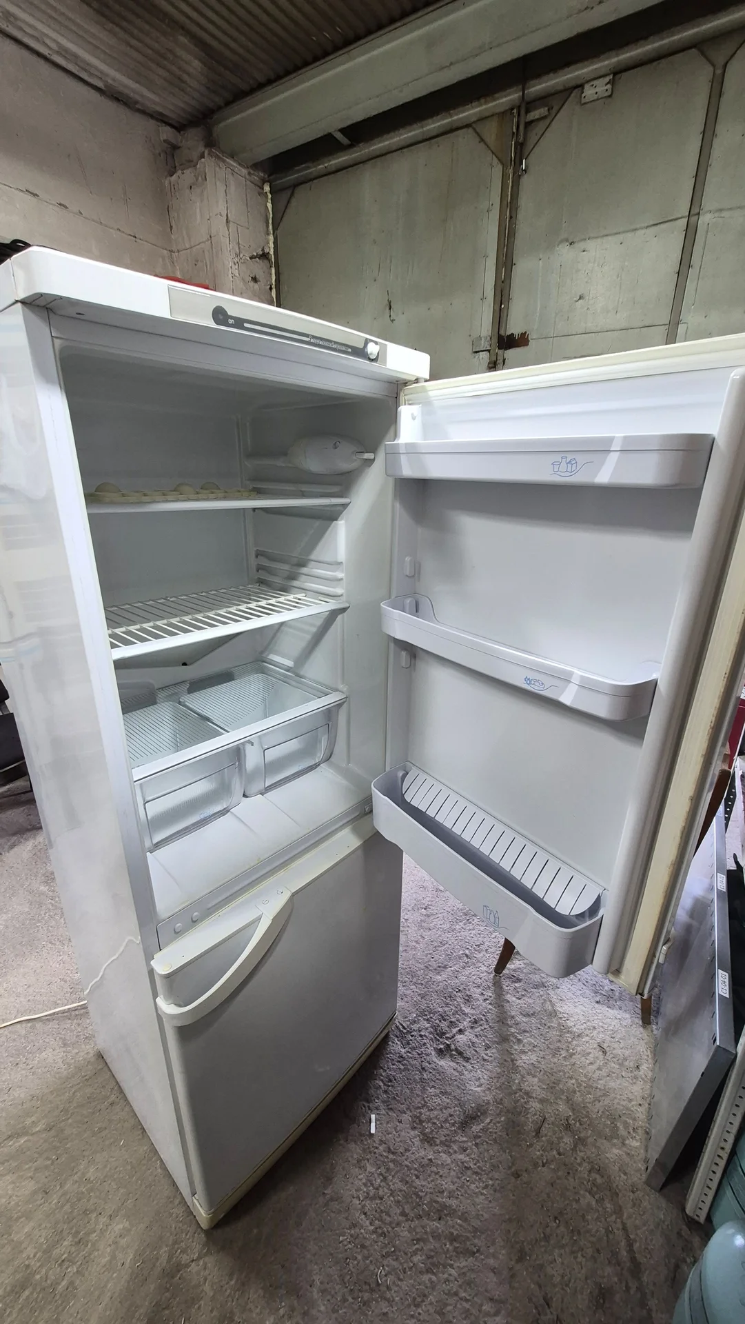 Холодильник indesit SB 200.027 - миниатюра 2