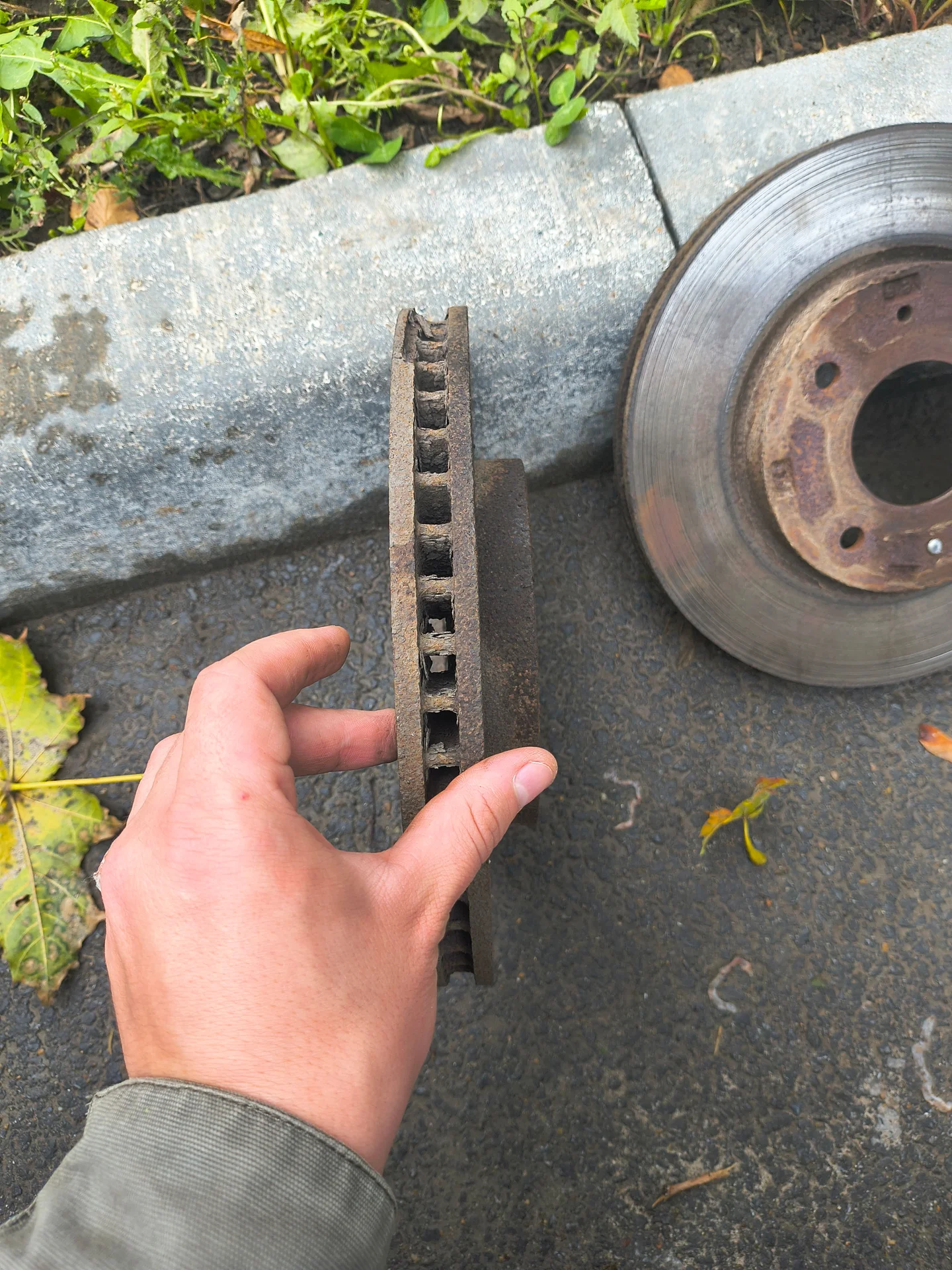 Тормозные диски 2шт. +колодки в подарок (б/у) - миниатюра 2
