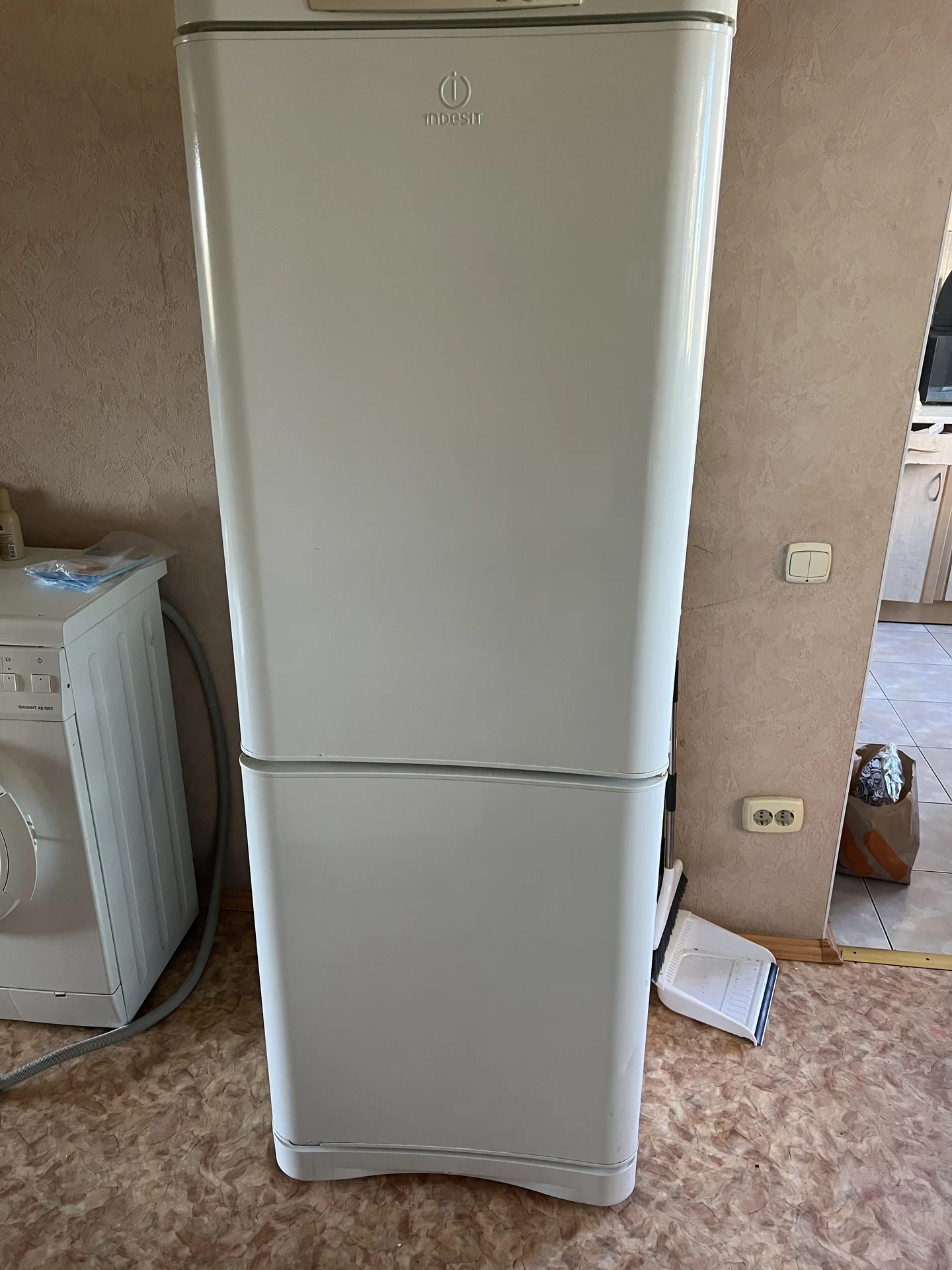 холодильник INDESIT РАБОЧИЙ - изображение 1